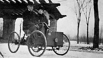 https://upload.wikimedia.org/wikipedia/commons/thumb/d/d3/Mr_and_Mrs_Henry_Ford_in_his_first_car.jpg/330px-Mr_and_Mrs_Henry_Ford_in_his_first_car.jpg